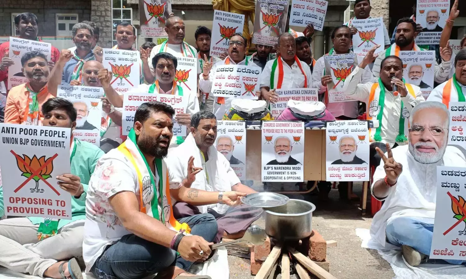 ಅನ್ನಭಾಗ್ಯ ಯೋಜನೆಗೆ ಅಕ್ಕಿ ಒದಗಿಸದ ಕೇಂದ್ರದ ವಿರುದ್ಧ ‘ಬೀದಿಯಲ್ಲಿ ಅನ್ನ ಬೇಯಿಸಿ’ ಕಾಂಗ್ರೆಸ್ ವಿಭಿನ್ನ ಪ್ರತಿಭಟನೆ