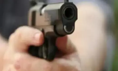 ಮೂವರು ಪುತ್ರರನ್ನು ಸಾಲಾಗಿ ನಿಲ್ಲಿಸಿ ಗುಂಡಿಕ್ಕಿ ಹತ್ಯೆಗೈದ ವ್ಯಕ್ತಿ‌