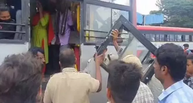 ಮಂಡ್ಯ | ಮಹಿಳೆಯರು ಬಸ್ಸಿನ ಬಾಗಿಲು ಮುರಿದಿಲ್ಲ, ಸಿಬ್ಬಂದಿ ಅದನ್ನು ಬದಲಾಯಿಸುತ್ತಿದ್ದರು: ಸಾರಿಗೆ ಇಲಾಖೆ ಸ್ಪಷ್ಟನೆ