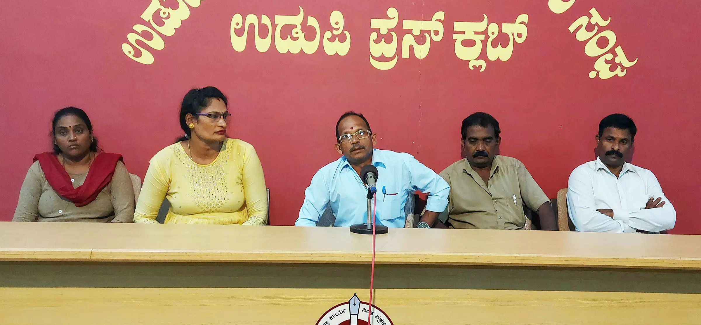 ಹಿರೇಬೆಟ್ಟು ಮೋರಾರ್ಜಿ ದೇಸಾಯಿ ವಸತಿ ಶಾಲೆಯಲ್ಲಿ ಅಕ್ರಮ ಹಣ ಸಂಗ್ರಹ, ವಿದ್ಯಾರ್ಥಿಗಳಿಗೆ ದೌರ್ಜನ್ಯ: ಪೋಷಕರ ಆರೋಪ