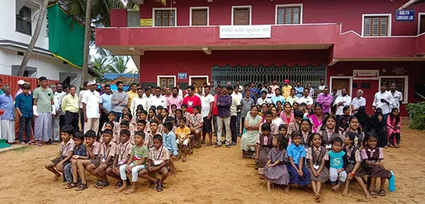 ಶಿಕ್ಷಕರ ವರ್ಗಾವಣೆಗೆ ವಿರೋಧ: ಕೋಡಿಬೆಂಗ್ರೆ ಶಾಲೆಗೆ ಬೀಗ ಜಡಿದು ಪ್ರತಿಭಟನೆ ಶಿಕ್ಷಕರ ವರ್ಗಾವಣೆಗೆ ವಿರೋಧ: ಕೋಡಿಬೆಂಗ್ರೆ ಶಾಲೆಗೆ ಬೀಗ ಜಡಿದು ಪ್ರತಿಭಟನೆ