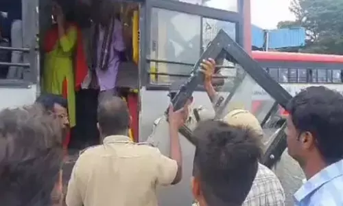ಮಂಡ್ಯ | ಮಹಿಳೆಯರು ಬಸ್ಸಿನ ಬಾಗಿಲು ಮುರಿದಿಲ್ಲ, ಸಿಬ್ಬಂದಿ ಅದನ್ನು ಬದಲಾಯಿಸುತ್ತಿದ್ದರು: ಸಾರಿಗೆ ಇಲಾಖೆ ಸ್ಪಷ್ಟನೆ