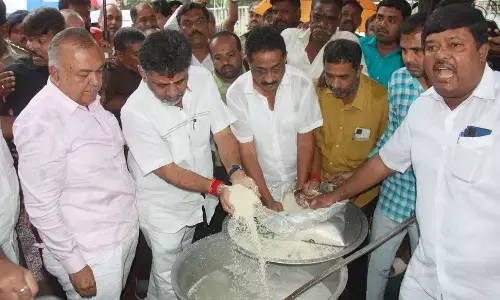 ಅಕ್ಕಿ ಬೇಯಿಸಿ ರಾಜ್ಯದೆಲ್ಲೆಡೆ ಕಾಂಗ್ರೆಸ್ ಪ್ರತಿಭಟನೆ; ಚಿತ್ರಗಳಲ್ಲಿ ನೋಡಿ