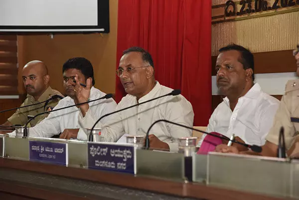 ಗ್ಯಾರಂಟಿ ಸ್ಕೀಮ್ ಅರ್ಜಿ ಸಲ್ಲಿಕೆಗೆ ಹಣ ಪಡೆದರೆ ಬ್ಲ್ಯಾಕ್ ಲಿಸ್ಟ್: ದ.ಕ. ಜಿಲ್ಲಾ ಉಸ್ತುವಾರಿ ಸಚಿವ ದಿನೇಶ್ ಗುಂಡೂರಾವ್ ಎಚ್ಚರಿಕೆ