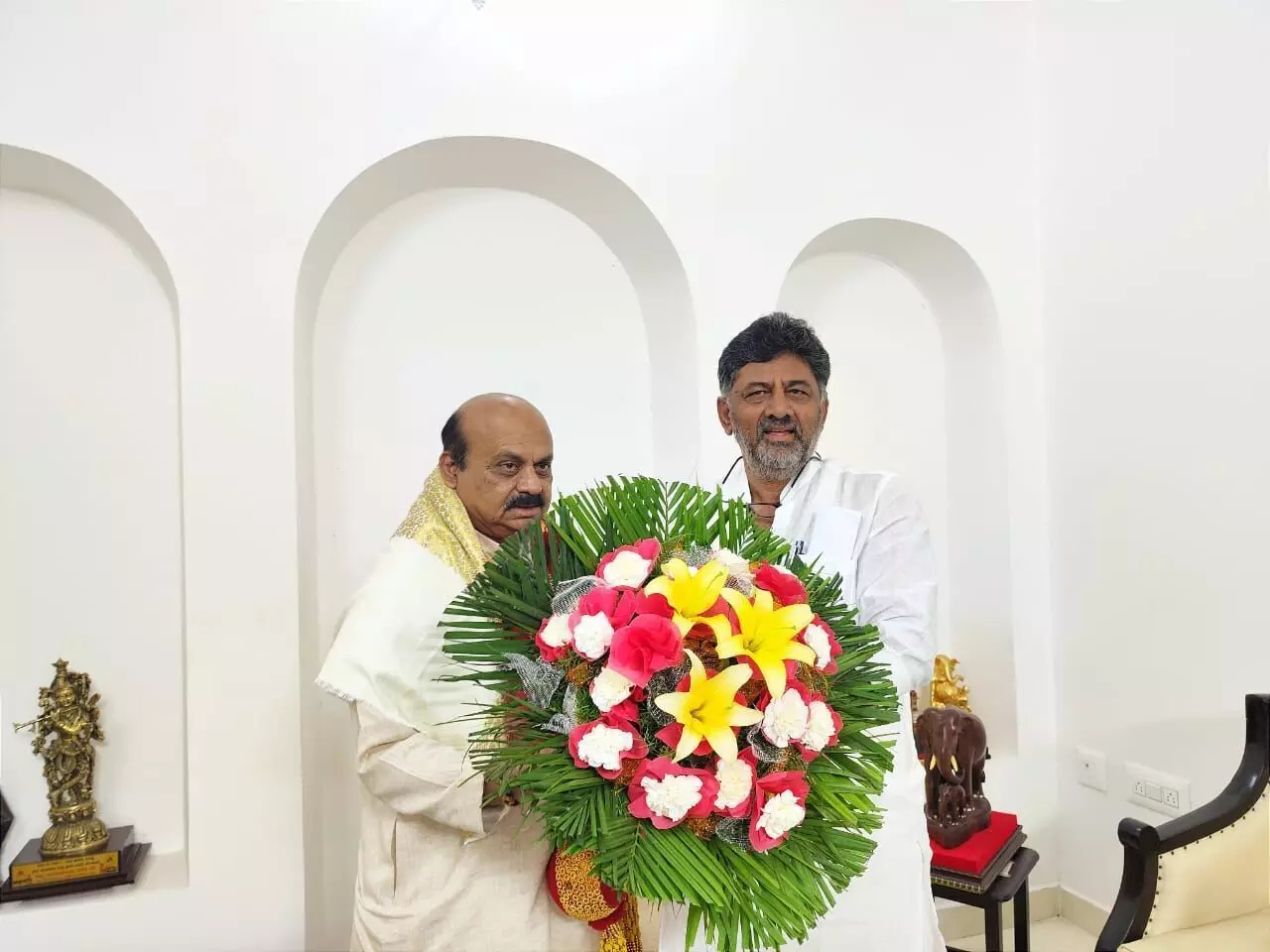 ಮಾಜಿ ಸಿಎಂ ಬಸವರಾಜ ಬೊಮ್ಮಾಯಿ ಭೇಟಿಯಾದ ಡಿಸಿಎಂ ಡಿ.ಕೆ ಶಿವಕುಮಾರ್