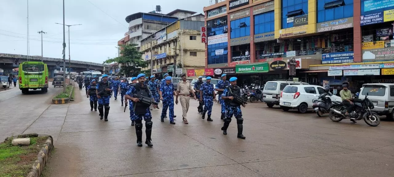 ಬಕ್ರೀದ್ ಹಬ್ಬದ ಹಿನ್ನೆಲೆ: ಸುರತ್ಕಲ್ ಪೊಲೀಸ್ ಠಾಣೆ ವ್ಯಾಪ್ತಿಯಲ್ಲಿ ಪಥಸಂಚನ ಬಕ್ರೀದ್ ಹಬ್ಬದ ಹಿನ್ನೆಲೆ: ಸುರತ್ಕಲ್ ಪೊಲೀಸ್ ಠಾಣೆ ವ್ಯಾಪ್ತಿಯಲ್ಲಿ ಪಥಸಂಚನ
