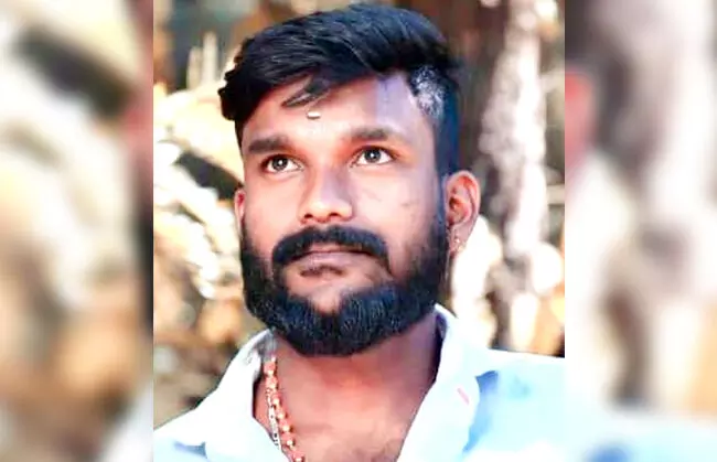 ತಲೆಯ ಮೇಲೆ ರೆಂಬೆ ಬಿದ್ದು ಕಾರ್ಮಿಕ ಮೃತ್ಯು ತಲೆಯ ಮೇಲೆ ರೆಂಬೆ ಬಿದ್ದು ಕಾರ್ಮಿಕ ಮೃತ್ಯು