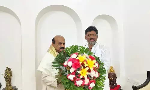 ಮಾಜಿ ಸಿಎಂ ಬಸವರಾಜ ಬೊಮ್ಮಾಯಿ ಭೇಟಿಯಾದ ಡಿಸಿಎಂ ಡಿ.ಕೆ ಶಿವಕುಮಾರ್