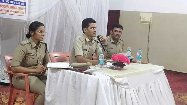 ಉಳ್ಳಾಲ: ಕಮಿಷನರ್ ನೇತೃತ್ವದಲ್ಲಿ ಸಾರ್ವಜನಿಕ ಕುಂದು ಕೊರತೆಗಳ ಪರಿಹಾರ ಸಭೆ ಉಳ್ಳಾಲ: ಕಮಿಷನರ್ ನೇತೃತ್ವದಲ್ಲಿ ಸಾರ್ವಜನಿಕ ಕುಂದು ಕೊರತೆಗಳ ಪರಿಹಾರ ಸಭೆ