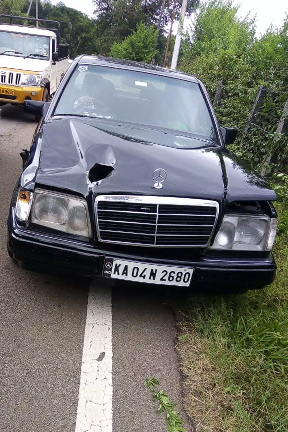 ಚಲಿಸುತ್ತಿದ್ದ ಕಾರಿನ ಮೇಲೆ ಕಾಡಾನೆ ದಾಳಿ; ದಂಪತಿ ಸ್ವಲ್ಪದರಲ್ಲೇ ಅಪಾಯದಿಂದ ಪಾರು ಚಲಿಸುತ್ತಿದ್ದ ಕಾರಿನ ಮೇಲೆ ಕಾಡಾನೆ ದಾಳಿ; ದಂಪತಿ ಸ್ವಲ್ಪದರಲ್ಲೇ ಅಪಾಯದಿಂದ ಪಾರು