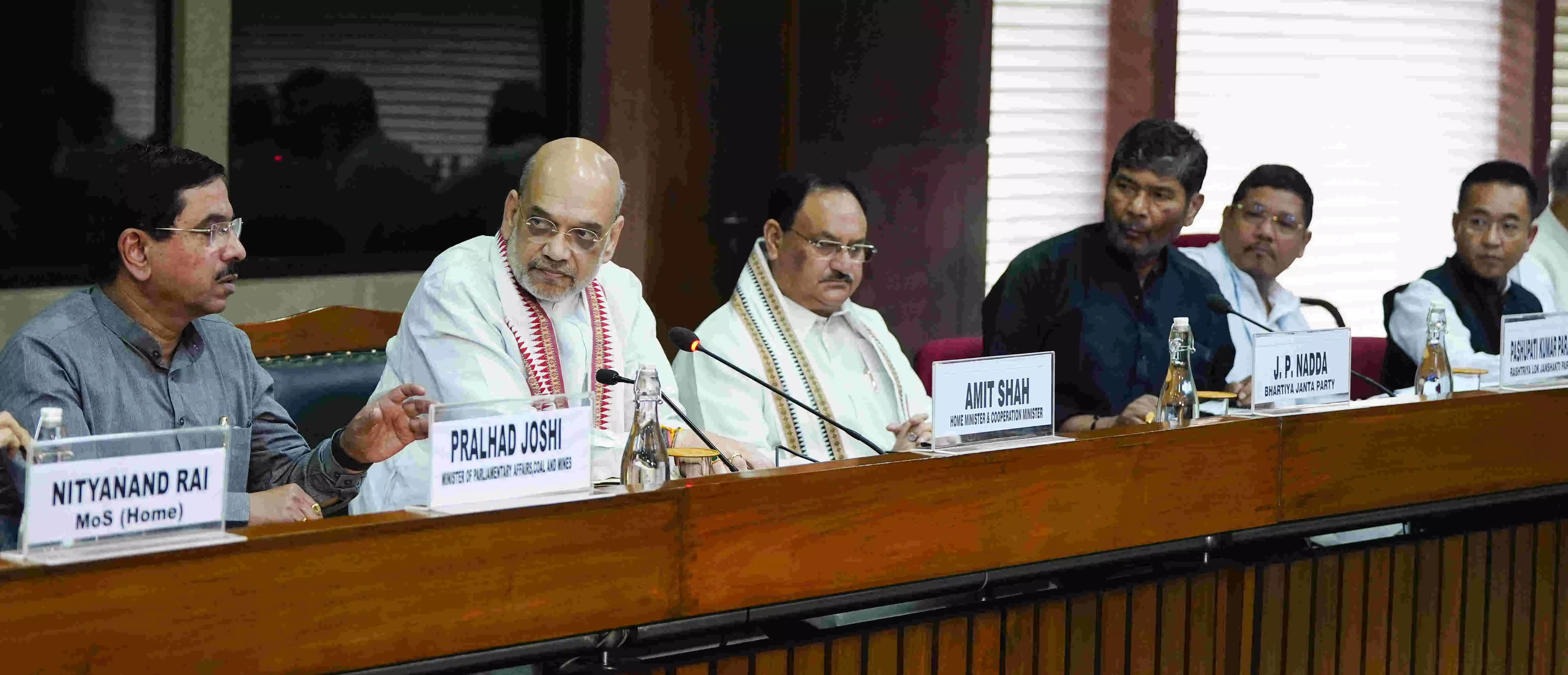 ಮಣಿಪುರದಲ್ಲಿ ಶಾಂತಿ ಮರುಸ್ಥಾಪನೆಗೆ ಸರ್ವ ಕ್ರಮ: ಸರ್ವಪಕ್ಷ ಸಭೆಯಲ್ಲಿ ಗೃಹ ಸಚಿವ ಅಮಿತ್ ಶಾ ಮಣಿಪುರದಲ್ಲಿ ಶಾಂತಿ ಮರುಸ್ಥಾಪನೆಗೆ ಸರ್ವ ಕ್ರಮ: ಸರ್ವಪಕ್ಷ ಸಭೆಯಲ್ಲಿ ಗೃಹ ಸಚಿವ ಅಮಿತ್ ಶಾ