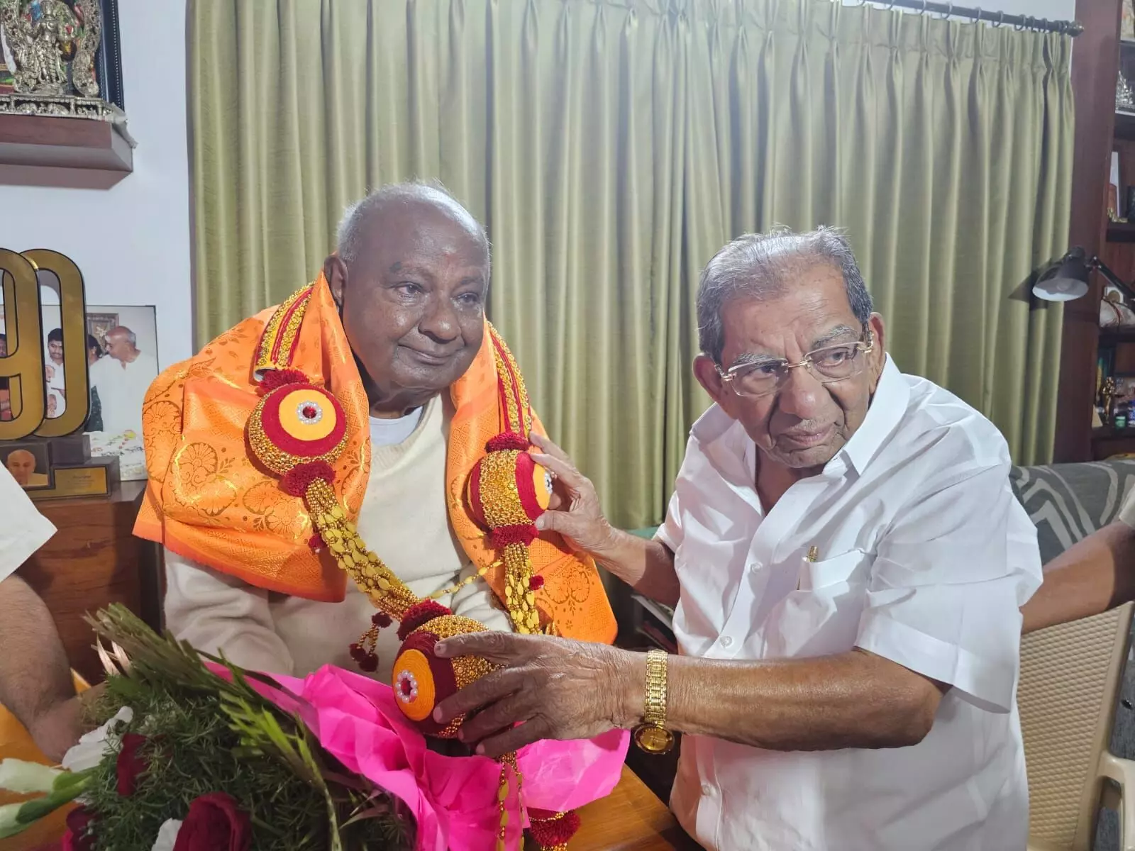 ದೇವೇಗೌಡರನ್ನು ಭೇಟಿ ಮಾಡಿದ ಕಾಂಗ್ರೆಸ್ ಹಿರಿಯ ನಾಯಕ ಶಾಮನೂರು ಶಿವಶಂಕರಪ್ಪ