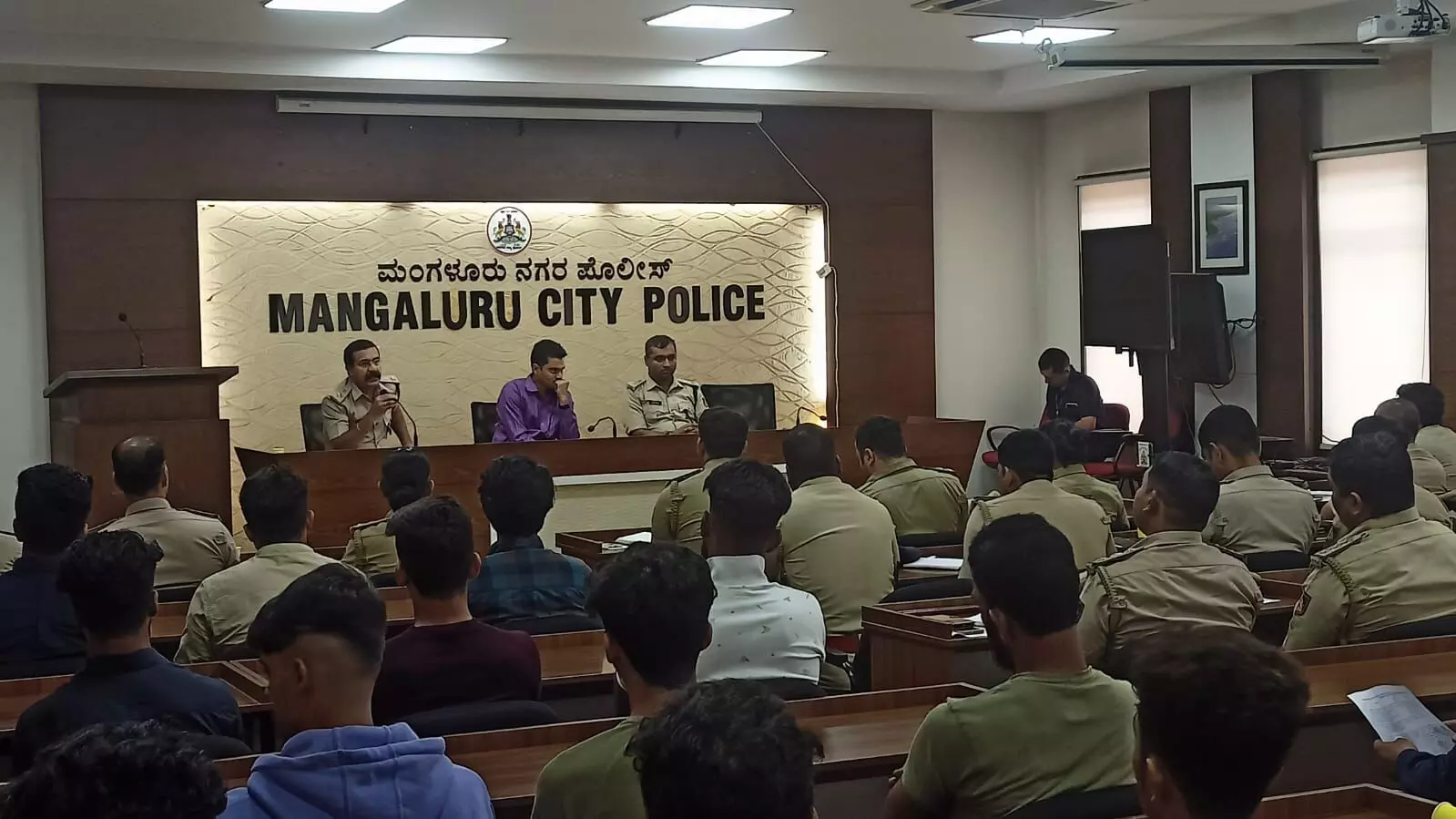 ಡ್ರಗ್ಸ್ ವ್ಯಸನ ಮುಕ್ತಗೊಂಡವರ ಸಮ್ಮಿಲನ ಕಾರ್ಯಕ್ರಮ ಡ್ರಗ್ಸ್ ವ್ಯಸನ ಮುಕ್ತಗೊಂಡವರ ಸಮ್ಮಿಲನ ಕಾರ್ಯಕ್ರಮ