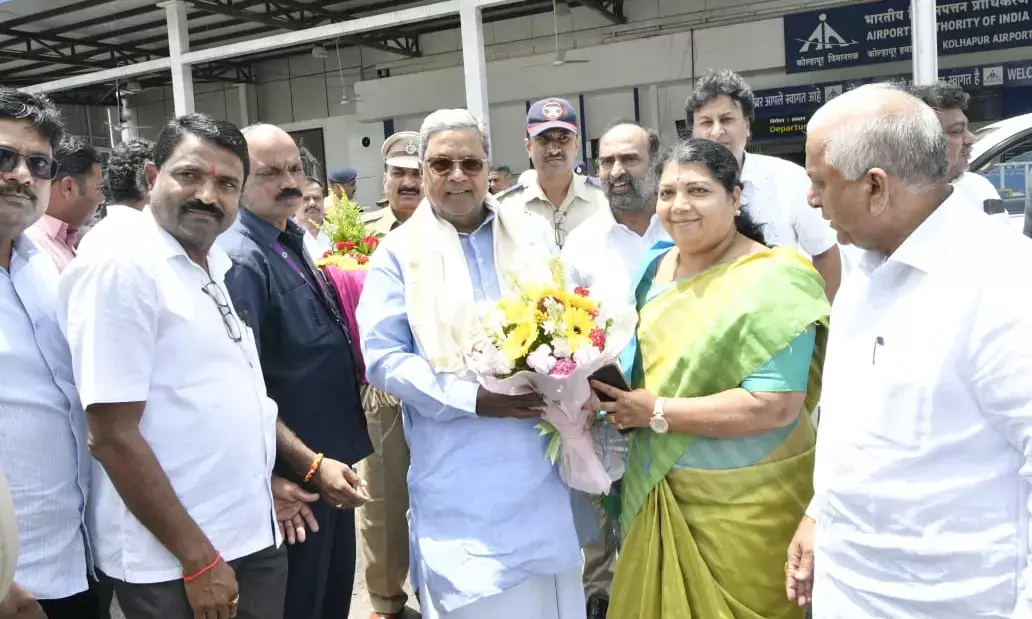 ಮಹಾರಾಷ್ಟ್ರ ಕಾಂಗ್ರೆಸ್‌, ಎನ್‌ಸಿಪಿಯಿಂದ ಸನ್ಮಾನ; ಕೊಲ್ಲಾಪುರ ವಿಮಾನ ನಿಲ್ದಾಣಕ್ಕೆ ಬಂದಿಳಿದ ಸಿಎಂ ಸಿದ್ದರಾಮಯ್ಯಗೆ ನಾಯಕರಿಂದ ಸ್ವಾಗತ