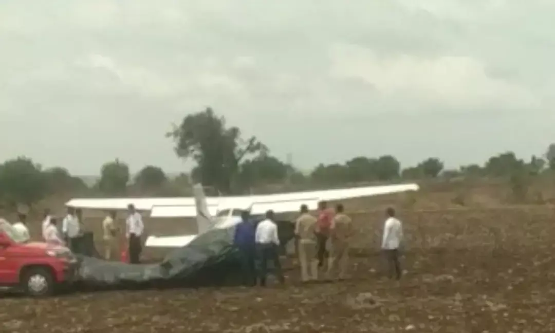ಕಲಬುರಗಿ: ತರಬೇತಿ ನಿರತ ವಿಮಾನ ಜಮೀನಿನಲ್ಲಿ ತುರ್ತು ಭೂಸ್ಪರ್ಶ