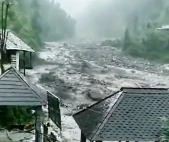 ಹಿಮಾಚಲ ಪ್ರದೇಶದಲ್ಲಿ ಭಾರಿ ಮಳೆ, ಪ್ರವಾಹ: ರಾಷ್ಟ್ರೀಯ ಹೆದ್ದಾರಿಯಲ್ಲಿ ಸಂಚಾರಕ್ಕೆ ತಡೆ ಹಿಮಾಚಲ ಪ್ರದೇಶದಲ್ಲಿ ಭಾರಿ ಮಳೆ, ಪ್ರವಾಹ: ರಾಷ್ಟ್ರೀಯ ಹೆದ್ದಾರಿಯಲ್ಲಿ ಸಂಚಾರಕ್ಕೆ ತಡೆ