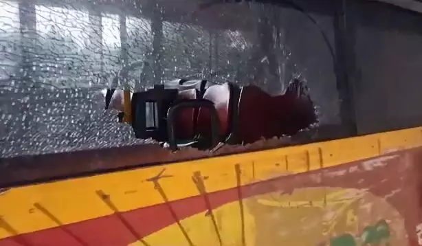 ಬಸ್ ನಿಲ್ಲಿಸಿಲ್ಲ ಎಂದು ಸರಕಾರಿ ಬಸ್ ಗೆ ಕಲ್ಲು ತೂರಿದ ಮಹಿಳೆಗೆ 5 ಸಾವಿರ ರೂ. ದಂಡ