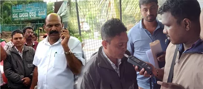 ಚಿಕ್ಕಮಗಳೂರು: ಮದ್ಯಪಾನ ಮಾಡಿ ಶಾಸಕರಿಗೆ ಮನವಿ ಪತ್ರ ನೀಡಲು ಬಂದ ವಸತಿ ಶಾಲೆಯ ಪ್ರಾಂಶುಪಾಲ ಅಮಾನತು ಚಿಕ್ಕಮಗಳೂರು: ಮದ್ಯಪಾನ ಮಾಡಿ ಶಾಸಕರಿಗೆ ಮನವಿ ಪತ್ರ ನೀಡಲು ಬಂದ ವಸತಿ ಶಾಲೆಯ ಪ್ರಾಂಶುಪಾಲ ಅಮಾನತು