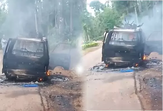 ಚಿಕ್ಕಮಗಳೂರು: ಶಾರ್ಟ್ ಸರ್ಕ್ಯೂಟ್ ನಿಂದ ನಡು ರಸ್ತೆಯಲ್ಲೇ ಹೊತ್ತಿ ಉರಿದ ಓಮ್ನಿ ಕಾರು ಚಿಕ್ಕಮಗಳೂರು: ಶಾರ್ಟ್ ಸರ್ಕ್ಯೂಟ್ ನಿಂದ ನಡು ರಸ್ತೆಯಲ್ಲೇ ಹೊತ್ತಿ ಉರಿದ ಓಮ್ನಿ ಕಾರು