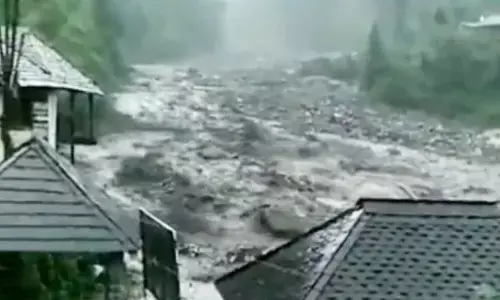 ಹಿಮಾಚಲ ಪ್ರದೇಶದಲ್ಲಿ ಭಾರಿ ಮಳೆ, ಪ್ರವಾಹ: ರಾಷ್ಟ್ರೀಯ ಹೆದ್ದಾರಿಯಲ್ಲಿ ಸಂಚಾರಕ್ಕೆ ತಡೆ