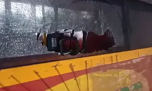 ಬಸ್ ನಿಲ್ಲಿಸಿಲ್ಲ ಎಂದು ಸರಕಾರಿ ಬಸ್ ಗೆ ಕಲ್ಲು ತೂರಿದ ಮಹಿಳೆಗೆ 5 ಸಾವಿರ ರೂ. ದಂಡ