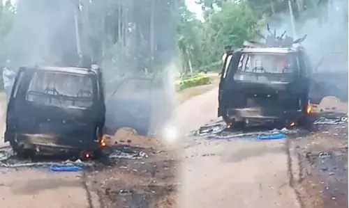 ಚಿಕ್ಕಮಗಳೂರು: ಶಾರ್ಟ್ ಸರ್ಕ್ಯೂಟ್ ನಿಂದ ನಡು ರಸ್ತೆಯಲ್ಲೇ ಹೊತ್ತಿ ಉರಿದ ಓಮ್ನಿ ಕಾರು