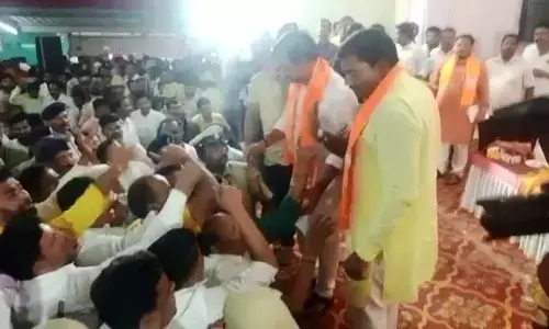 ಬಿಜೆಪಿ ಕಾರ್ಯಕರ್ತರ ಸಭೆಗೆ ಯತ್ನಾಳ್ ಬೆಂಬಲಿಗರಿಂದ ಅಡ್ಡಿ: ನಿರಾಣಿ ವಿರುದ್ಧ ಧಿಕ್ಕಾರ ಘೋಷಣೆ, ಮೌನವಾಗಿ ಕುಳಿತ ಬೊಮ್ಮಾಯಿ