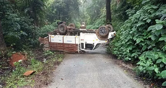 ಚಿಕ್ಕಮಗಳೂರು: ಚಾಲಕನ ನಿಯಂತ್ರಣ ತಪ್ಪಿ ಪಿಕಪ್ ವಾಹನ ಪಲ್ಟಿ ಚಿಕ್ಕಮಗಳೂರು: ಚಾಲಕನ ನಿಯಂತ್ರಣ ತಪ್ಪಿ ಪಿಕಪ್ ವಾಹನ ಪಲ್ಟಿ