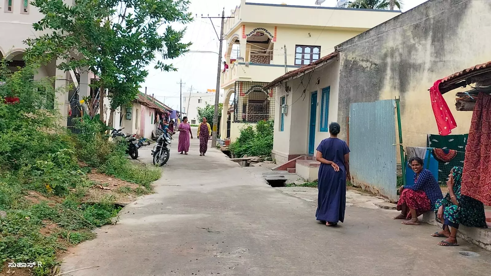 ಅರಕಲಗೂಡು | ಭೂಮಿ ಕಂಪಿಸಿದ ಅನುಭವ: ಮನೆಯಿಂದ ಹೊರಗೆ ಓಡಿ ಹೋದ ಜನ ಅರಕಲಗೂಡು | ಭೂಮಿ ಕಂಪಿಸಿದ ಅನುಭವ: ಮನೆಯಿಂದ ಹೊರಗೆ ಓಡಿ ಹೋದ ಜನ