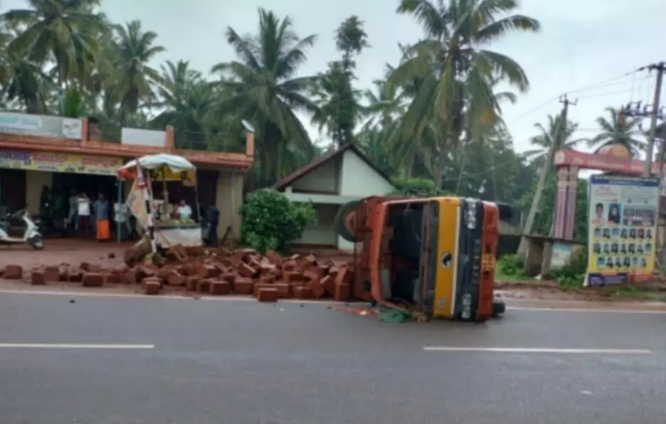 ಬಂಟ್ವಾಳ : ಲಾರಿ - ಸ್ಕೂಟರ್ ನಡುವೆ ಅಪಘಾತ; ಸ್ಕೂಟರ್ ಸವಾರನಿಗೆ ಗಾಯ ಬಂಟ್ವಾಳ : ಲಾರಿ - ಸ್ಕೂಟರ್ ನಡುವೆ ಅಪಘಾತ; ಸ್ಕೂಟರ್ ಸವಾರನಿಗೆ ಗಾಯ