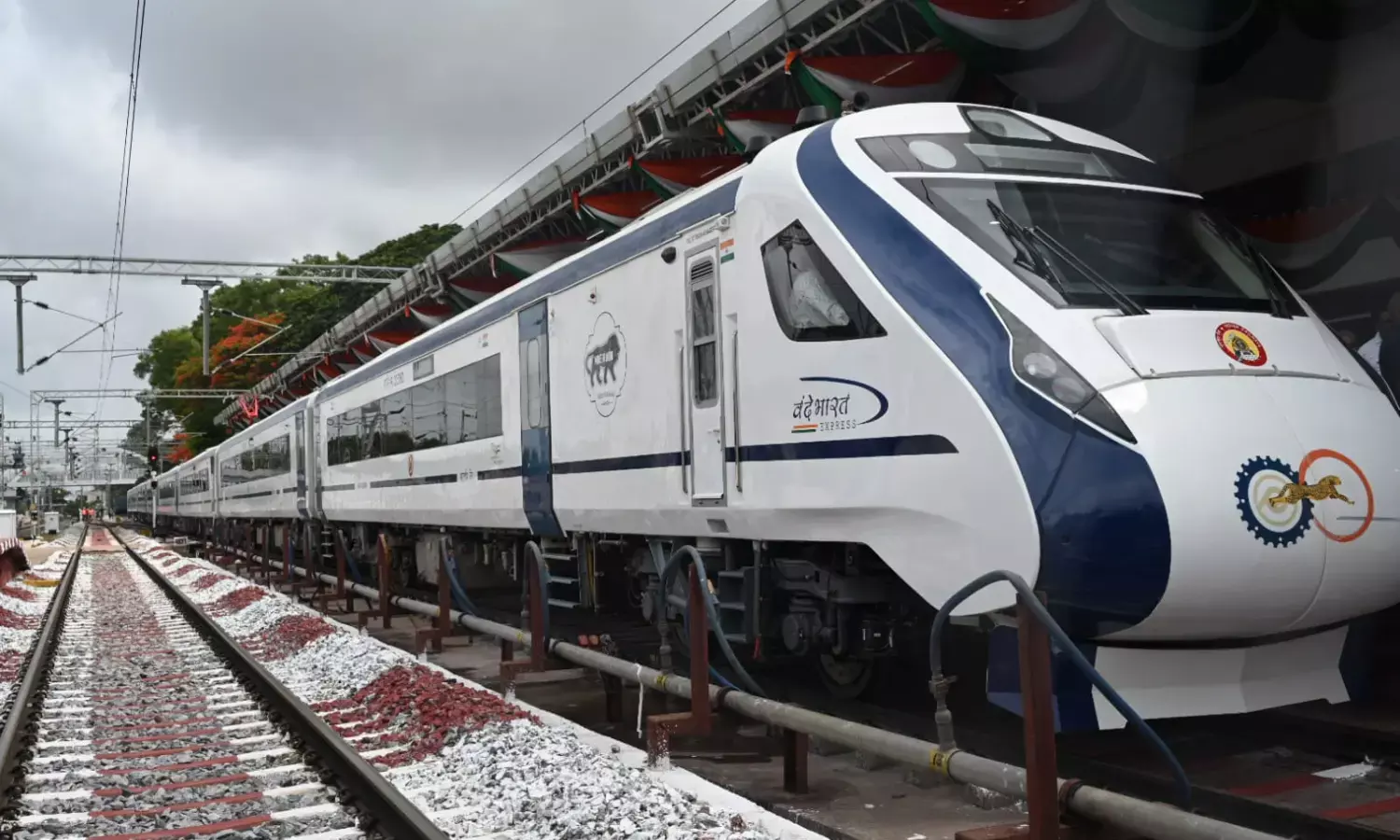 ಬೆಂಗಳೂರು–ಧಾರವಾಡ ‘ವಂದೇ ಭಾರತ್’  ಎಕ್ಸ್ ಪ್ರೆಸ್  ರೈಲು ಸಂಚಾರಕ್ಕೆ ಚಾಲನೆ