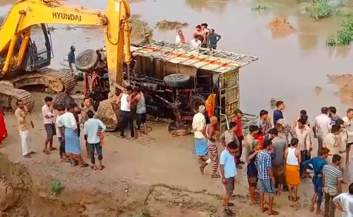 ಮಧ್ಯಪ್ರದೇಶ : ಮದುವೆ ಮನೆಯವರಿದ್ದ ಟ್ರಕ್ ನದಿಗೆ ಬಿದ್ದು ಮೂವರು ಮಕ್ಕಳು ಸೇರಿ ಐವರು ಮೃತ್ಯು ಮಧ್ಯಪ್ರದೇಶ : ಮದುವೆ ಮನೆಯವರಿದ್ದ ಟ್ರಕ್ ನದಿಗೆ ಬಿದ್ದು ಮೂವರು ಮಕ್ಕಳು ಸೇರಿ ಐವರು ಮೃತ್ಯು