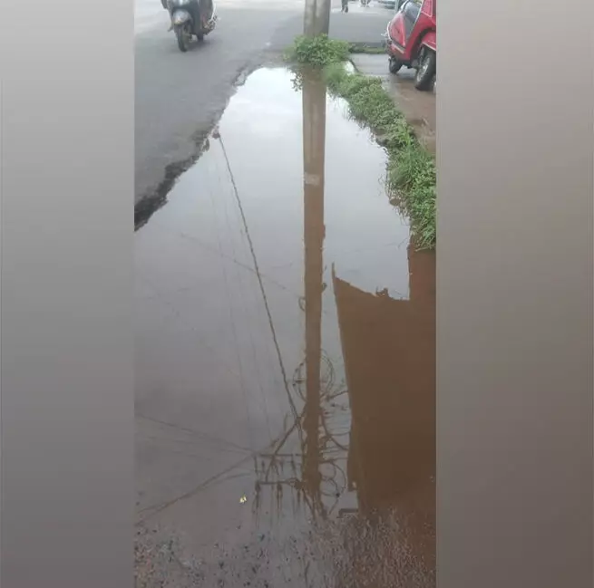 ಕಾರ್ಕಳ: ಪುರಸಭೆಯ ಮುಂಭಾಗದಲ್ಲೇ ಹೊಂಡಮಯವಾದ ರಸ್ತೆ; ಅಧಿಕಾರಿಗಳ ಮೌನದ ಬಗ್ಗೆ ಸಾರ್ವಜನಿಕರ ಅಸಮಾಧಾನ ಕಾರ್ಕಳ: ಪುರಸಭೆಯ ಮುಂಭಾಗದಲ್ಲೇ ಹೊಂಡಮಯವಾದ ರಸ್ತೆ; ಅಧಿಕಾರಿಗಳ ಮೌನದ ಬಗ್ಗೆ ಸಾರ್ವಜನಿಕರ ಅಸಮಾಧಾನ