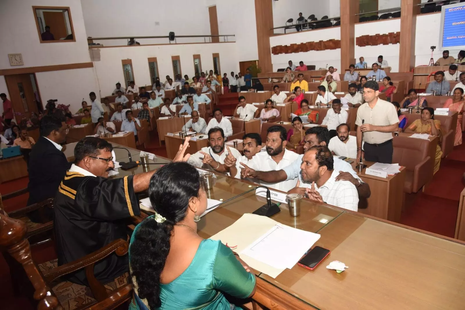 ಒಳಚರಂಡಿಗಳ ಅವ್ಯವಸ್ಥೆಗೆ ಮನಪಾ ಸಭೆಯಲ್ಲಿ ಆಕ್ರೋಶ: ಸದಸ್ಯರನ್ನೊಳಗೊಂಡ ಸಮಗ್ರ ಚರ್ಚೆಗೆ ನಿರ್ಧಾರ