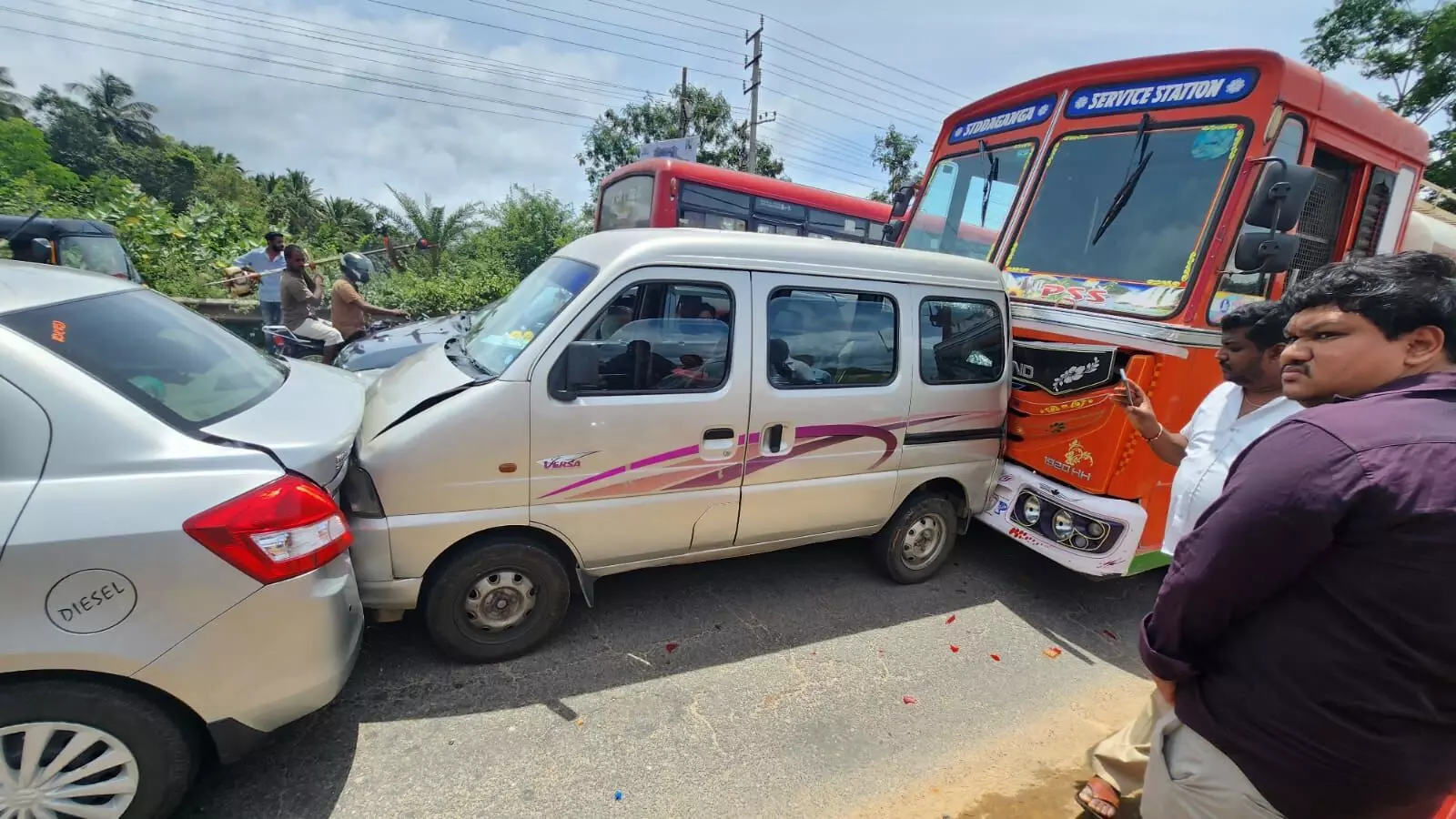 ಮೂರು ವಾಹನಗಳ ನಡುವೆ ಅಪಘಾತ ಮೂರು ವಾಹನಗಳ ನಡುವೆ ಅಪಘಾತ