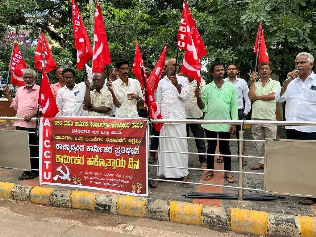 ಮಂಗಳೂರು: ವಿವಿಧ ಬೇಡಿಕೆಗಳ ಈಡೇರಿಕೆಗೆ ಒತ್ತಾಯಿಸಿ ಪ್ರತಿಭಟನೆ ಮಂಗಳೂರು: ವಿವಿಧ ಬೇಡಿಕೆಗಳ ಈಡೇರಿಕೆಗೆ ಒತ್ತಾಯಿಸಿ ಪ್ರತಿಭಟನೆ