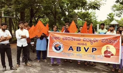 ಶಕ್ತಿ ಯೋಜನೆಯಿಂದ ವಿದ್ಯಾರ್ಥಿಗಳಿಗೆ ಸಮಸ್ಯೆ: ಎಬಿವಿಪಿ ಧರಣಿ