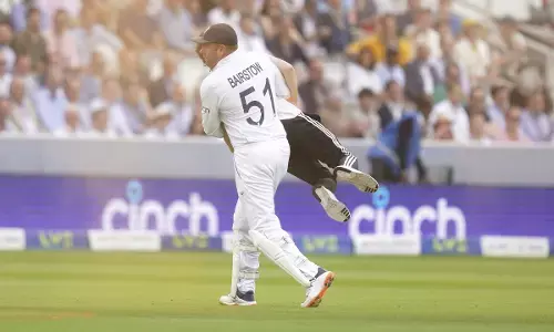 ಆಸ್ಟ್ರೇಲಿಯ-ಇಂಗ್ಲೆಂಡ್ 2ನೇ ಟೆಸ್ಟ್‌ಗೆ ಅಲ್ಪಕಾಲ ಅಡ್ಡಿಪಡಿಸಿದ ಪ್ರತಿಭಟನಾಕಾರರು