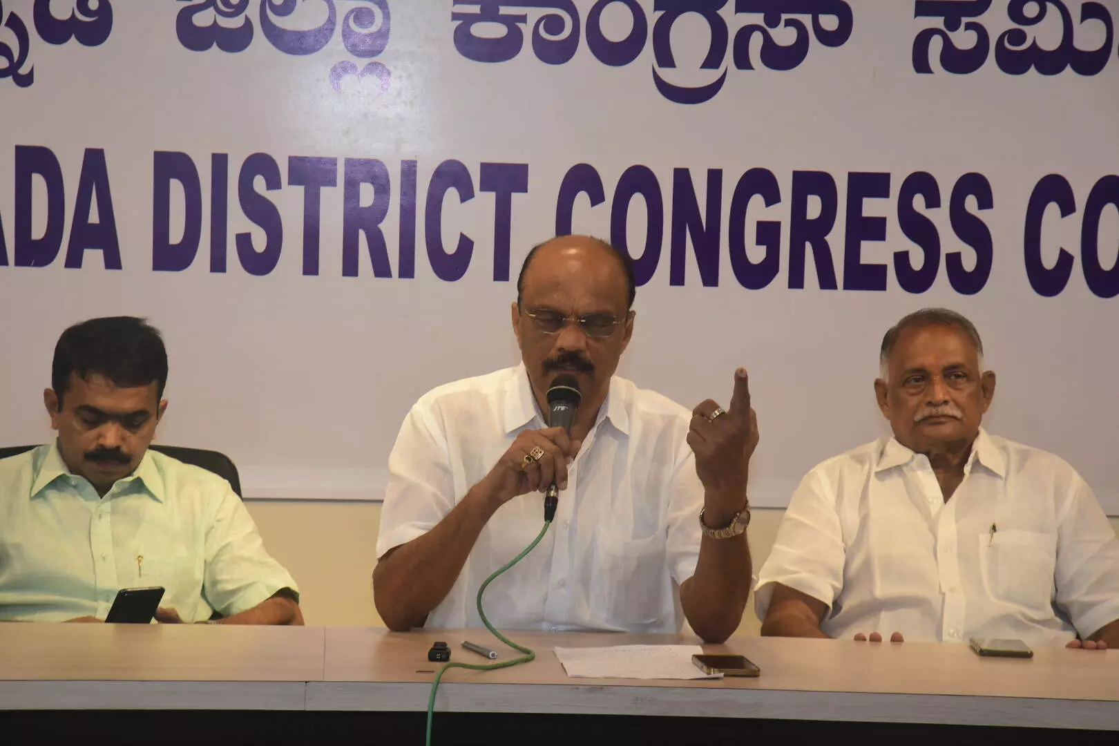 ತಾಕತ್ತಿದ್ದರೆ ಗ್ಯಾರಂಟಿ ಸ್ಕೀಮ್ ಪಡೆಯದಂತೆ ತಮ್ಮ ಪಕ್ಷದವರಿಗೆ ಬಿಜೆಪಿ ಹೇಳಲಿ: ಹರೀಶ್ ಕುಮಾರ್ ಸವಾಲು ತಾಕತ್ತಿದ್ದರೆ ಗ್ಯಾರಂಟಿ ಸ್ಕೀಮ್ ಪಡೆಯದಂತೆ ತಮ್ಮ ಪಕ್ಷದವರಿಗೆ ಬಿಜೆಪಿ ಹೇಳಲಿ: ಹರೀಶ್ ಕುಮಾರ್ ಸವಾಲು