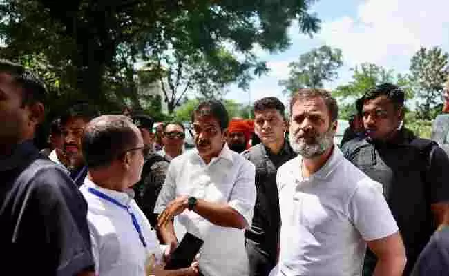 ಮಣಿಪುರದ ಚುರಾಚಂದಪುರ್ ತಲುಪಿ ಸಂತ್ರಸ್ತರ ಅಳಲು ಆಲಿಸಿದ ರಾಹುಲ್ ಗಾಂಧಿ ಮಣಿಪುರದ ಚುರಾಚಂದಪುರ್ ತಲುಪಿ ಸಂತ್ರಸ್ತರ ಅಳಲು ಆಲಿಸಿದ ರಾಹುಲ್ ಗಾಂಧಿ