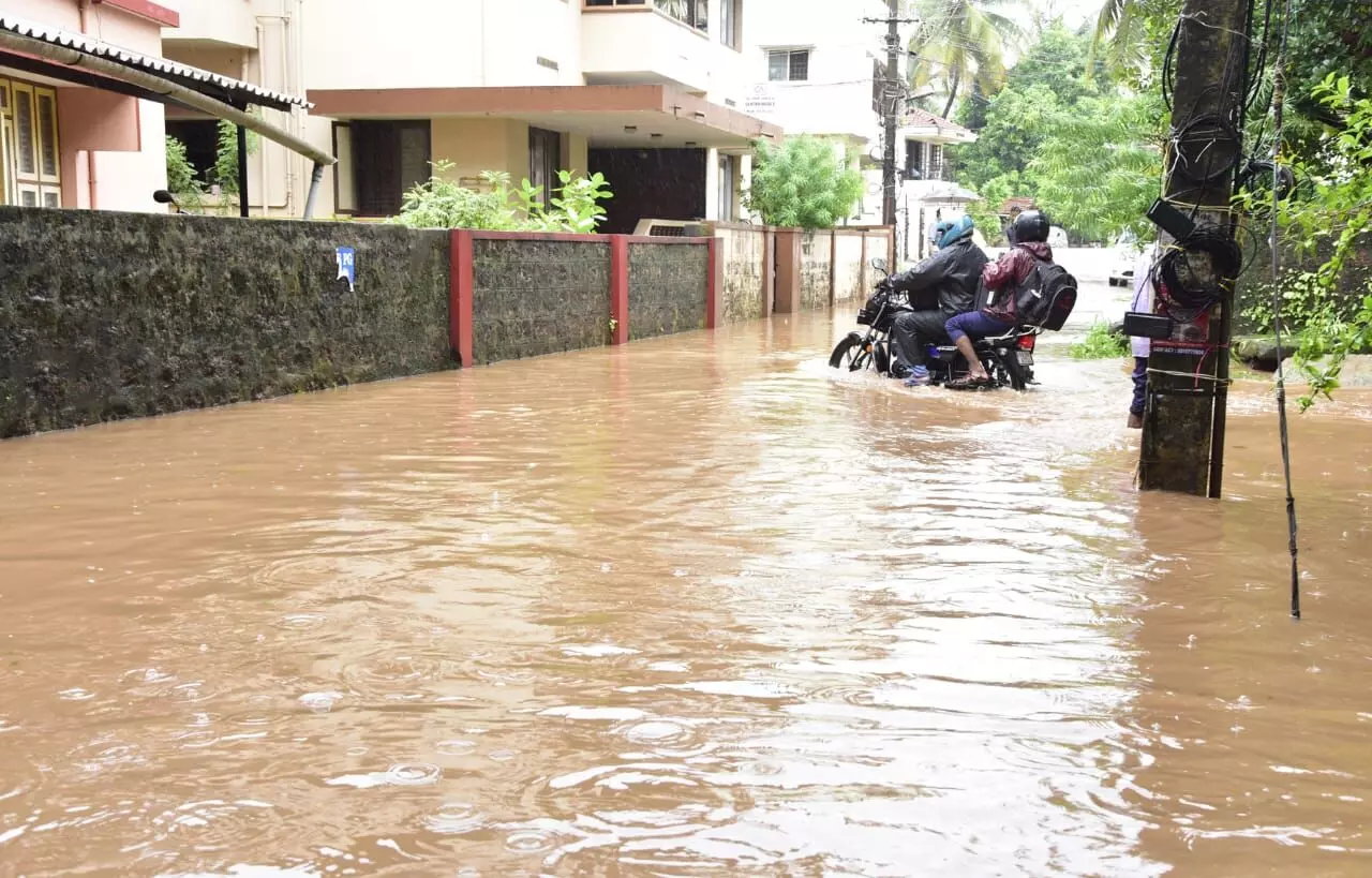 ಮಂಗಳೂರು | ಮುಂದುವರಿದ ಮಳೆ; ನಗರದಲ್ಲಿ ಅಲ್ಲಲ್ಲಿ ಕೃತಕ ನೆರೆ ಸೃಷ್ಟಿ ಮಂಗಳೂರು | ಮುಂದುವರಿದ ಮಳೆ; ನಗರದಲ್ಲಿ ಅಲ್ಲಲ್ಲಿ ಕೃತಕ ನೆರೆ ಸೃಷ್ಟಿ