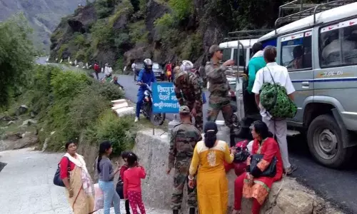 ಬದ್ರಿನಾಥ್ ನಲ್ಲಿ ಭೂಕುಸಿತ:  ಕೊಚ್ಚಿಹೋದ ಹೆದ್ದಾರಿಯ ಭಾಗ; ಸಿಲುಕಿಕೊಂಡ ಪ್ರವಾಸಿಗರು