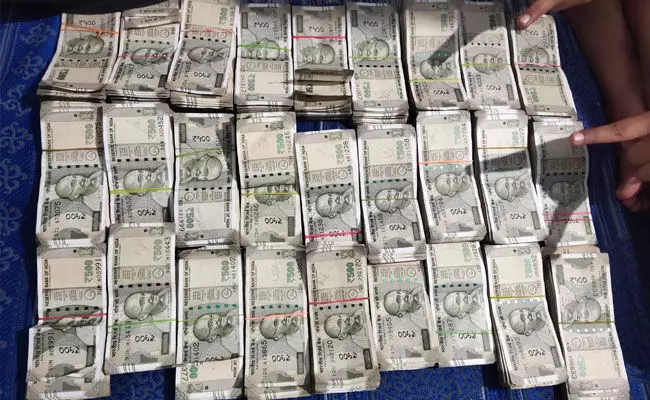 ಹಣದ ಕಂತೆಗಳೊಂದಿಗೆ ಕುಳಿತಿರುವ ವಿಡಿಯೊ ವೈರಲ್: ಉತ್ತರ ಪ್ರದೇಶದ ಪೊಲೀಸ್ ಅಧಿಕಾರಿಯ ವಿರುದ್ಧ ತನಿಖೆಗೆ ಆದೇಶ ಹಣದ ಕಂತೆಗಳೊಂದಿಗೆ ಕುಳಿತಿರುವ ವಿಡಿಯೊ ವೈರಲ್: ಉತ್ತರ ಪ್ರದೇಶದ ಪೊಲೀಸ್ ಅಧಿಕಾರಿಯ ವಿರುದ್ಧ ತನಿಖೆಗೆ ಆದೇಶ