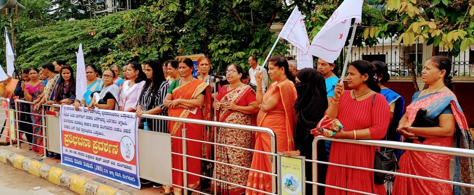 ಮಂಗಳೂರು: ಸ್ಥಗಿತಗೊಂಡಿರುವ ನರ್ಮ್ ಬಸ್ ಸರ್ವಿಸ್ ಪುನರಾರಂಭಿಸಲು ಆಗ್ರಹಿಸಿ ಧರಣಿ