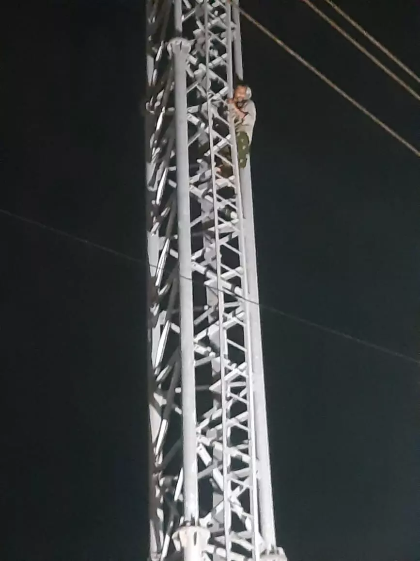 ಕಾಸರಗೋಡು: ಮೊಬೈಲ್ ಟವರ್ ಏರಿ ಆತ್ಮಹತ್ಯೆ ಬೆದರಿಕೆಯೊಡ್ಡಿದ ಯುವಕ ಕಾಸರಗೋಡು: ಮೊಬೈಲ್ ಟವರ್ ಏರಿ ಆತ್ಮಹತ್ಯೆ ಬೆದರಿಕೆಯೊಡ್ಡಿದ ಯುವಕ