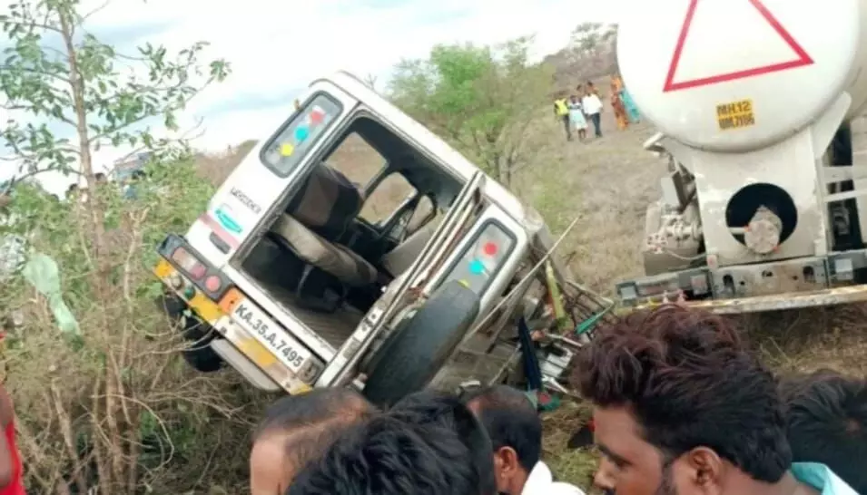 ಮಹಾರಾಷ್ಟ್ರದಲ್ಲಿ ಭೀಕರ ಅಪಘಾತ; ಕಲಬುರಗಿ ಮೂಲದ 7 ಮಂದಿ ಸ್ಥಳದಲ್ಲೇ ಮೃತ್ಯು ಮಹಾರಾಷ್ಟ್ರದಲ್ಲಿ ಭೀಕರ ಅಪಘಾತ; ಕಲಬುರಗಿ ಮೂಲದ 7 ಮಂದಿ ಸ್ಥಳದಲ್ಲೇ ಮೃತ್ಯು