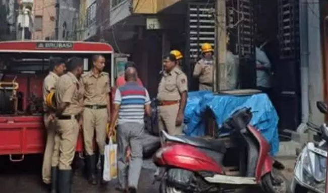 ಬೆಂಗಳೂರು | ಅಂಗಡಿಯಲ್ಲಿದ್ದ ಆಕ್ಸಿಜನ್ ಸಿಲಿಂಡರ್ ಸ್ಫೋಟ: ನೌಕರ ಮೃತ್ಯು ಬೆಂಗಳೂರು | ಅಂಗಡಿಯಲ್ಲಿದ್ದ ಆಕ್ಸಿಜನ್ ಸಿಲಿಂಡರ್ ಸ್ಫೋಟ: ನೌಕರ ಮೃತ್ಯು