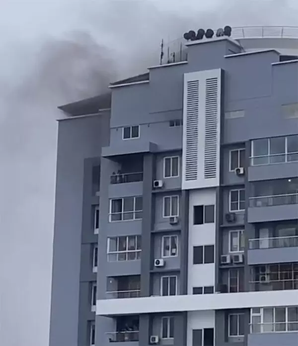 ಮಂಗಳೂರು: ವಸತಿ ಸಂಕೀರ್ಣದಲ್ಲಿ ಬೆಂಕಿ ಆಕಸ್ಮಿಕ ಮಂಗಳೂರು: ವಸತಿ ಸಂಕೀರ್ಣದಲ್ಲಿ ಬೆಂಕಿ ಆಕಸ್ಮಿಕ