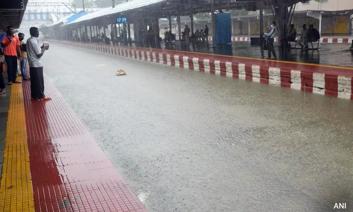 ಮುಂಬೈನಲ್ಲಿ ಮುಂದುವರಿದ ಭಾರೀ ಮಳೆ, ರಸ್ತೆ, ರೈಲು ಸಂಚಾರಕ್ಕೆ ಅಡ್ಡಿ
