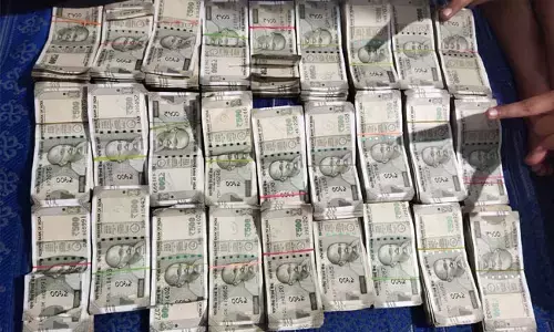 ಹಣದ ಕಂತೆಗಳೊಂದಿಗೆ ಕುಳಿತಿರುವ ವಿಡಿಯೊ ವೈರಲ್: ಉತ್ತರ ಪ್ರದೇಶದ ಪೊಲೀಸ್ ಅಧಿಕಾರಿಯ ವಿರುದ್ಧ ತನಿಖೆಗೆ ಆದೇಶ